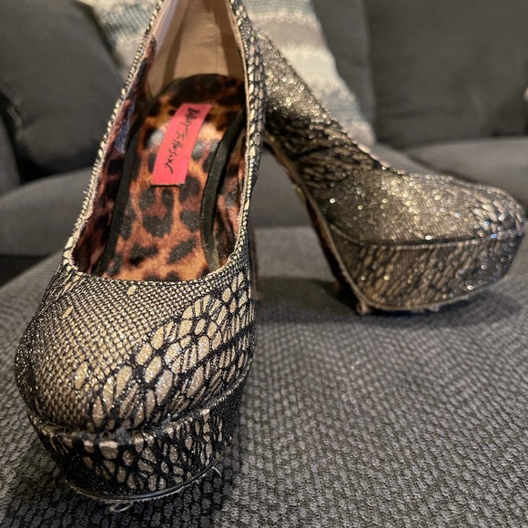 Heels - Picture 2 of 2